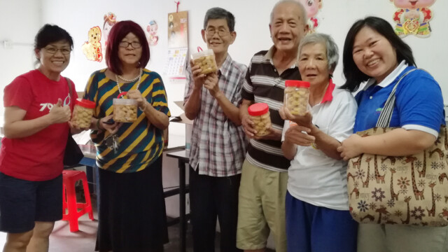 基金会委员及义工将农历新年饼干派送至文良港热水湖黄金老人院,左二为中心负责人 Irene刘暹娟女士(译)