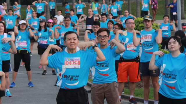 开跑前来个暖身运动,确保每个参加者完成赛程。