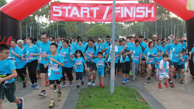 父母们也携带子女参与,一起热心公益。