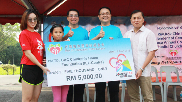 基金会主席林城礼(中间者)
将5千令吉支票移交给卫理公会华人年议会吉隆坡卫理儿童之家主任胡小琪小姐(左一)。