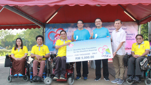 林城礼(中间)及刘长武牧师(右三)在郭进吟牧师(右二)的见证下,也将5千令吉支票移交给甲洞美门残障关怀中心主任邓家贤先生(左三)。