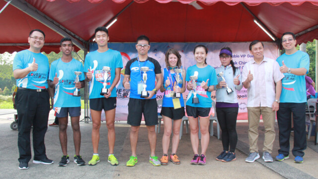 2018爱奔跑男女公开组分别3名优胜者获奖合影留念,右三起为女子组季军Diana Mohammad、亚军陈佩云、冠军Susan Swier,男子组冠军Darren Looi、亚军Ryan Tan及季军Partivan A/L Kannapan