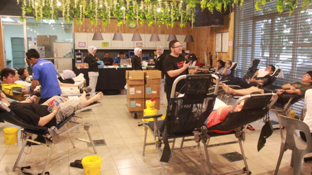 现场人潮络绎不绝,民众热烈响应参与爱心三合一活动。