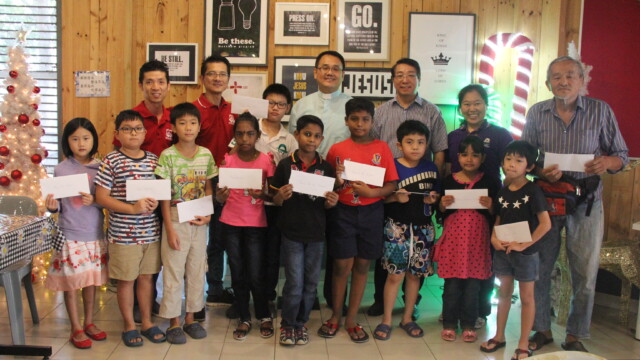 吉隆坡沐恩关怀基金会主席林城礼、执行顾问刘长武牧师及卫理公会沐恩堂执事会主席詹友积(后排右三起)与11名助学金受惠学生合影,愿祝他们在新学年学业能更上一层楼。