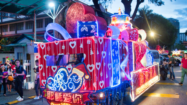当晚最亮眼的圣诞花车——“生日蛋糕”,五光十色,夺目绚丽!