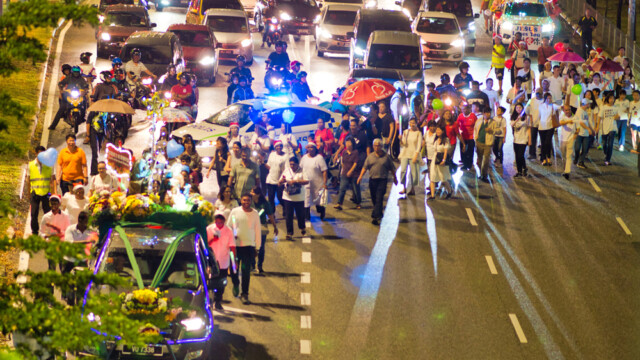 庞大的佳音队走在文良港云顶冷吉大路上,宣告耶稣基督是圣诞节真正的主人翁,他带来爱与和平。