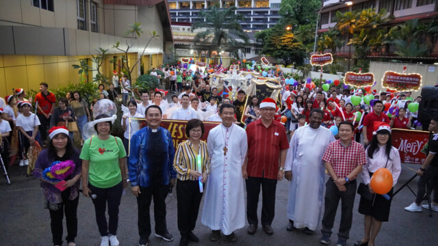 拿汀巴杜卡陈仪乔(左四)及天主教吉隆坡总主教廖炳坚(中间)与文良港华文教会联祷会众牧者领袖及游行队伍一同合影留念,同时为游行主持挥旗礼。