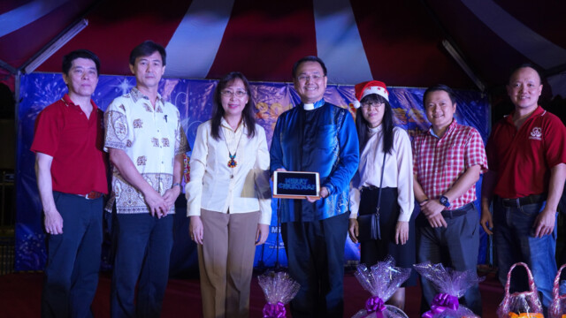 吉隆坡沐恩关怀基金会执行顾问刘长武牧师(中间)与众牧者及代表陪同我国原产业部长郭素沁主持开幕亮灯仪式,左二为斯蒂亚旺沙区国会议员代表林延忠。