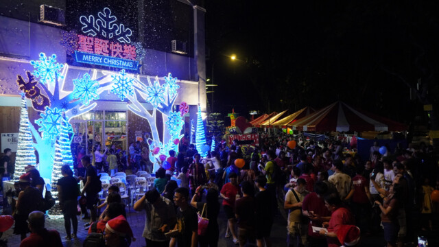 圣诞慈善嘉年华现场布置精美,人潮络绎不绝,热闹万分。