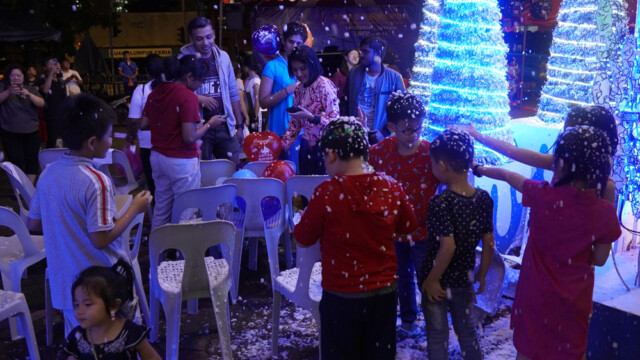 难得身置在雪花飘飘之中,孩童们个个玩得不亦悦乎!