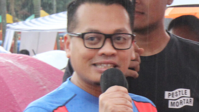 YB 聂纳兹米说,雨天让跑步更加凉爽!现场参加者们个个雀跃欢呼回应。