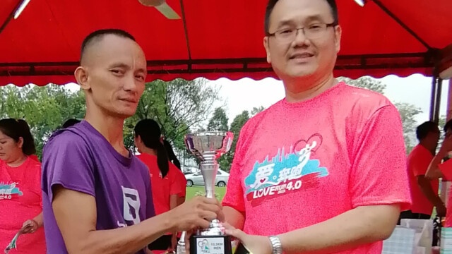 沐恩关怀基金会执行顾问刘长武颁发男子公开组冠军给莫哈默阿斯迪(译音)Mohd. Asdi B. Weding。